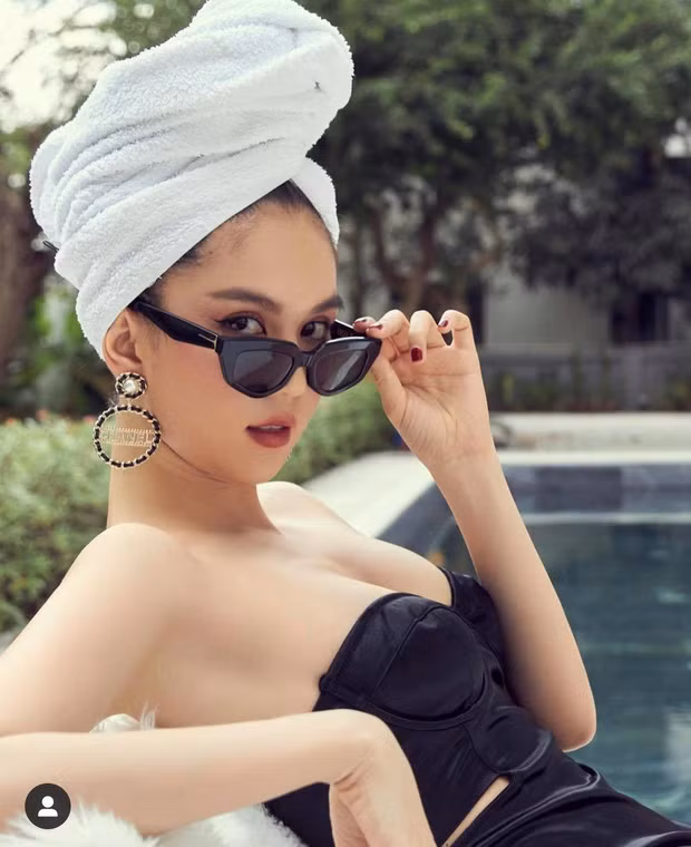 Người đẹp gốc Trà Vinh đã tận dụng không gian bể bơi và tung ra một vài hình ảnh diện áo tắm, đầu quấn khăn sang chảnh thả dáng quyến rũ khoe đôi chân dài nuột nà.