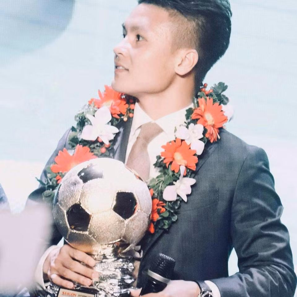Là một trong những ngôi sao đình đám của bóng đá Việt Nam, "nhất cử nhất động" Quang Hải luôn khiến người hâm mộ chú ý.