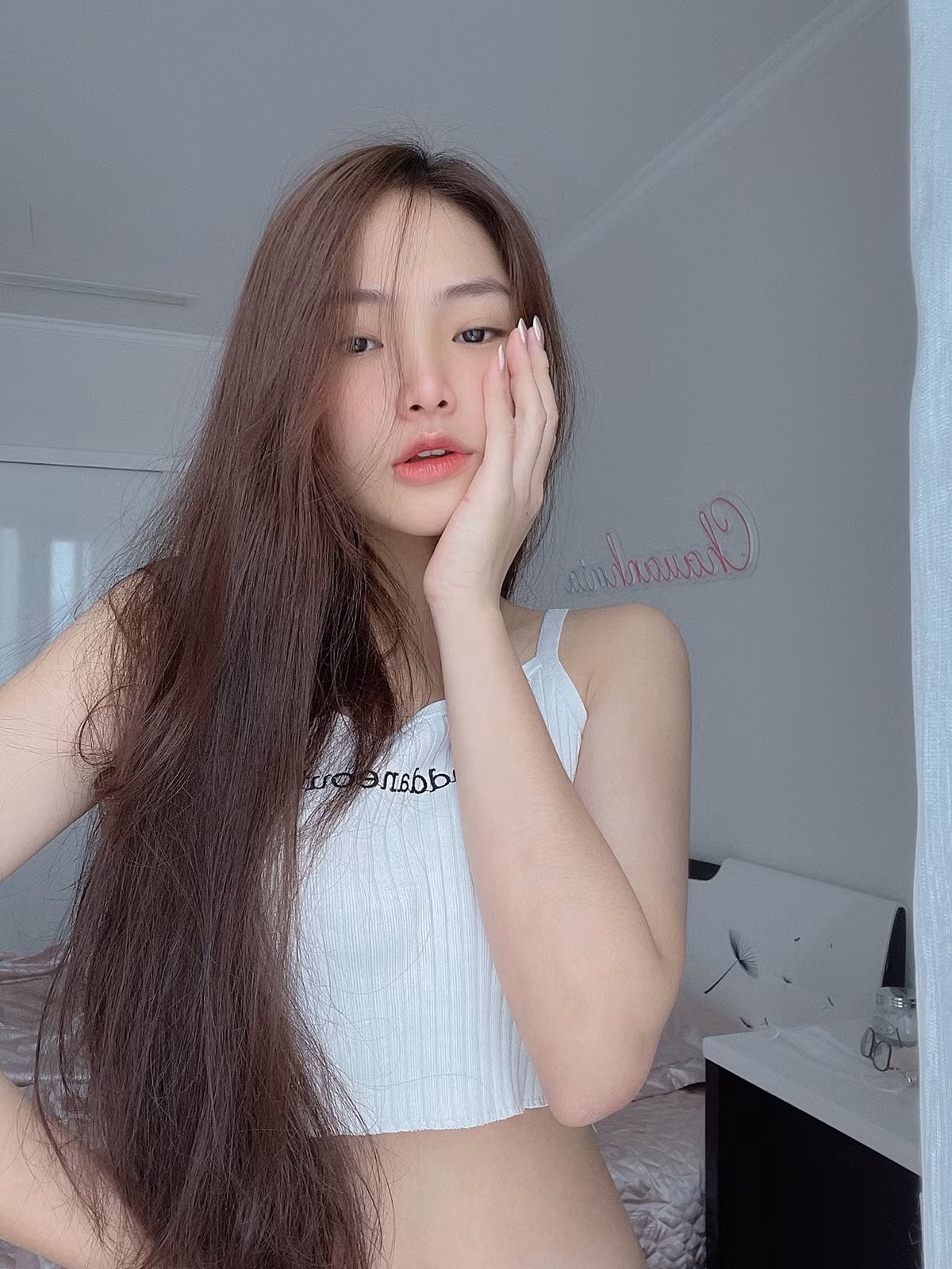 Sau khi nổi tiếng với bức ảnh áo dài, Châu Anh tiếp tục khiến dân tình "say như điếu đổ" với nhiều hình ảnh khác khoe thân hình cực nuột nà.