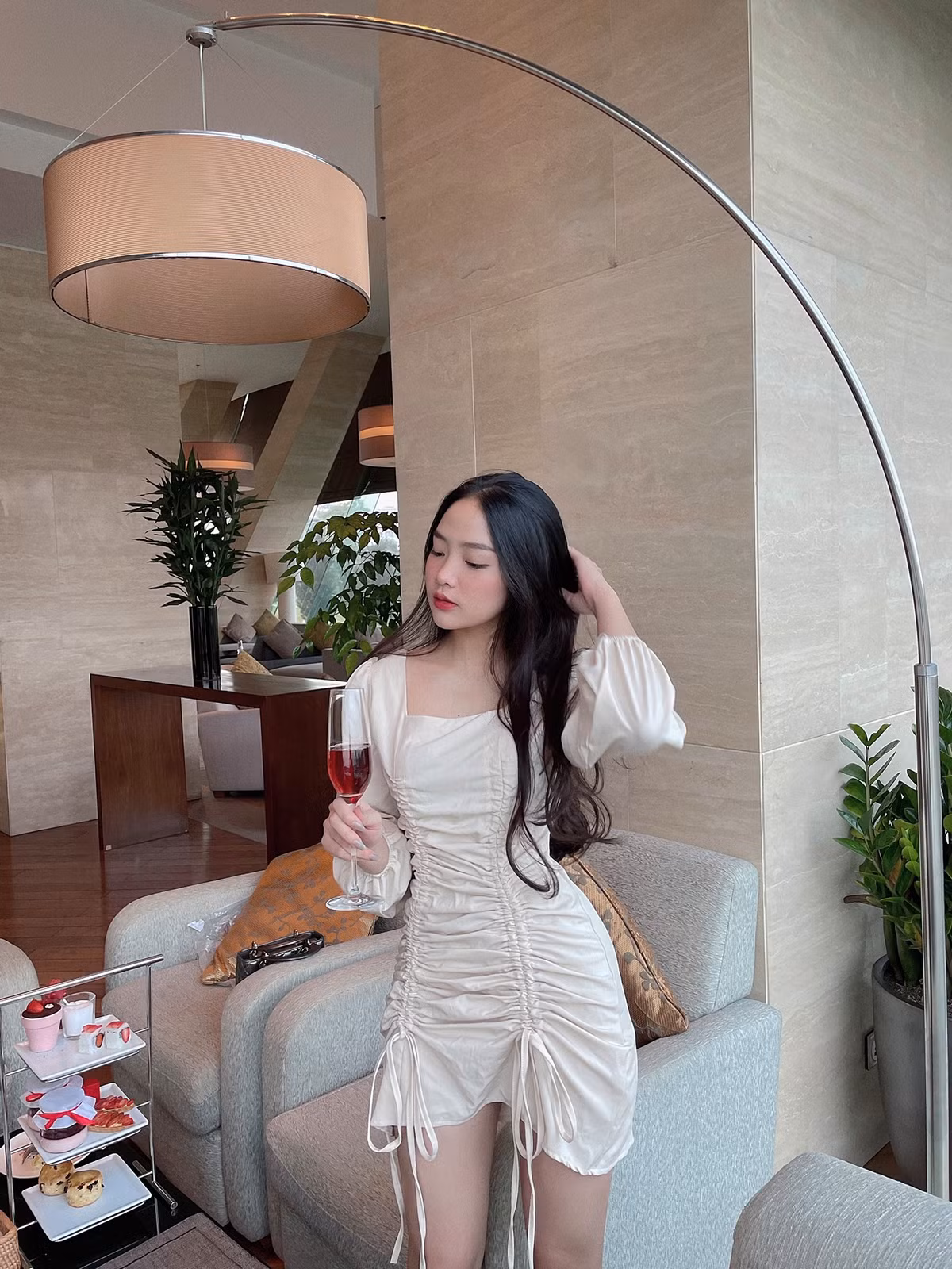 Châu Anh cũng cực kỳ đa dạng trong phong cách ăn mặc, dù là trong trẻo, dễ thương hay quyến rũ, cô đều có thể "cân" được.