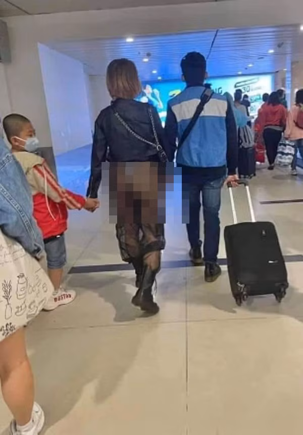 Trong ảnh, nữ chính diện một chiếc quần xuyên thấu, hở nguyên vòng 3 cùng nội y. Dù xung quanh có rất nhiều khách hàng chờ đợi nhưng người này vẫn thản nhiên đứng rút tiền cũng như đi giữa sân bay như không có chuyện gì xảy ra.