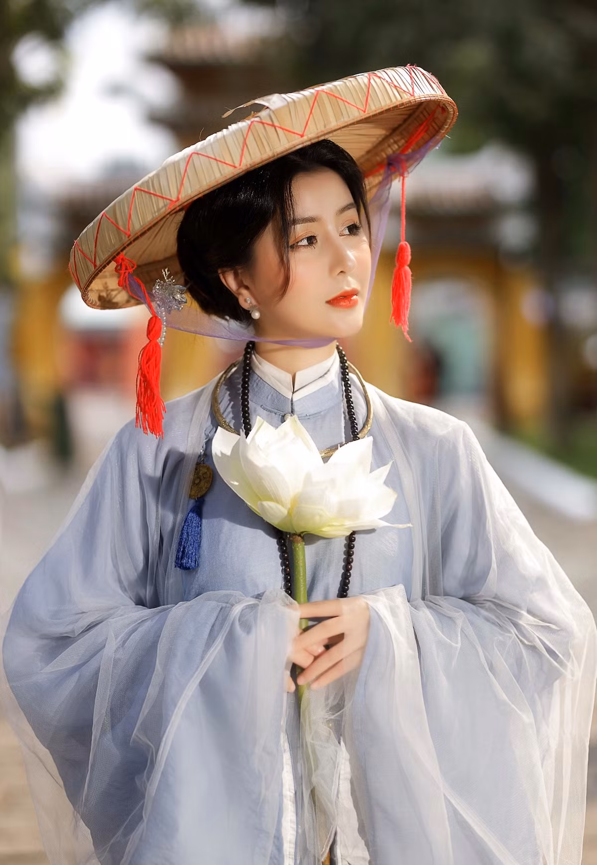 Diện trang phục truyền thống, nụ cười tỏa nắng của Võ Ngọc Trân dễ dàng thu hút nhiều ánh nhìn.
