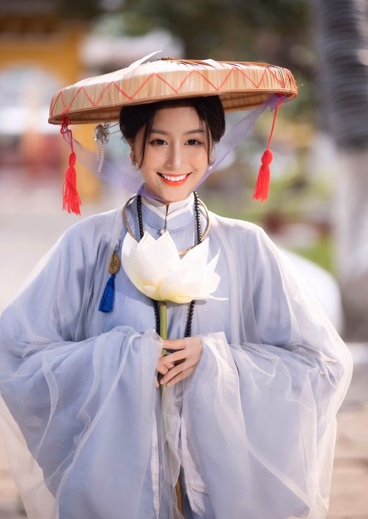 Mới đây hot girl Sài thành gây sốt MXH với bộ ảnh khoác lên mình chiếc áo Tấc truyền thống của Việt Nam. Bất ngờ hoá nàng thơ dịu dàng, Ngọc Trân khiến dân tình ngỡ ngàng bởi nhan sắc khác lạ ngày thường.