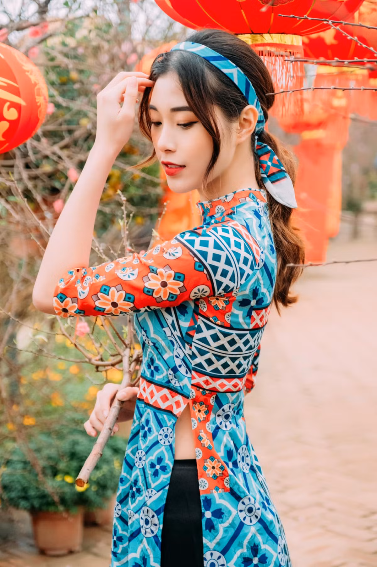 Sở hữu chiều cao 1m75 cùng nhan sắc vạn người mê, Đặng Thu Huyền là một trong những " hot girl bóng chuyền" được kỳ vọng sẽ tiếp bước thành công của các đàn chị tài sắc vẹn toàn như Phạm Kim Huệ hay Linh Chi.