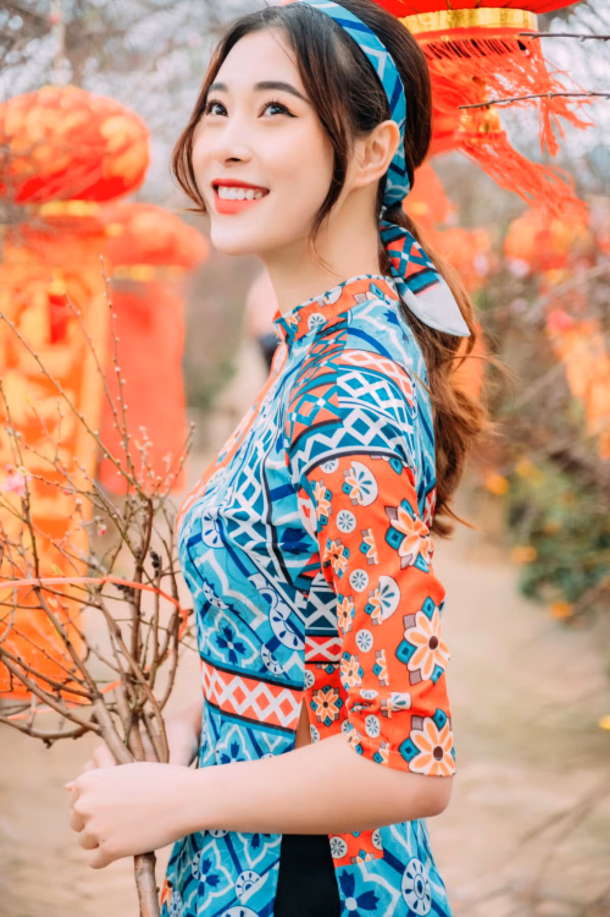Mới đây, Hoa khôi bóng chuyền đã tung ra loạt hình ảnh khoe vẻ tươi tắn, rạng rỡ trong tà áo dài được chụp tại chợ hoa Tết.
