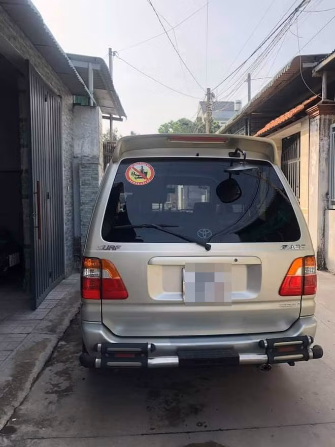 Cả gia đình bất tiện trong việc di chuyển hay lấy xe trong nhà ra ngoài khi bị một chiếc xe chắn ngang đường như thế này.