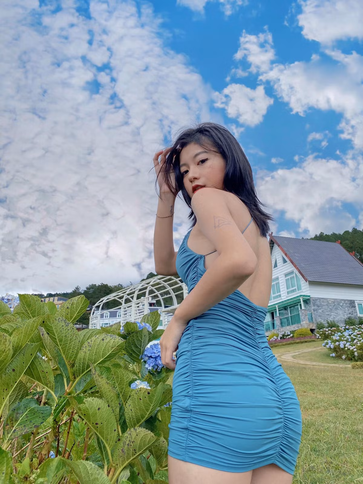 Trang Lucy chính là hot girl quen mặt trên MXH từ trước, tuy nhiên bức ảnh đầy gợi cảm của cô nàng khiến cư dân mạng không khỏi ngạc nhiên.