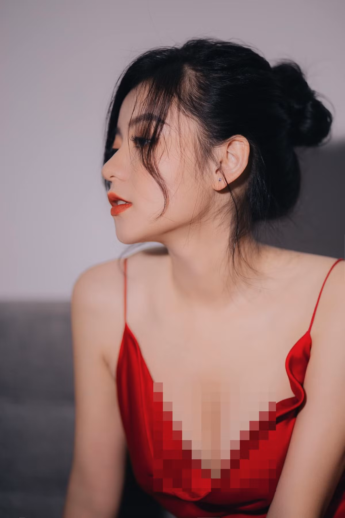 Sở hữu gương mặt xinh xắn, đôi mắt to tròn biết nói và sống mũi cao, vậy nên cô còn là một mẫu ảnh tự do, quảng cáo cho nhiều shop thời trang, mỹ phẩm.