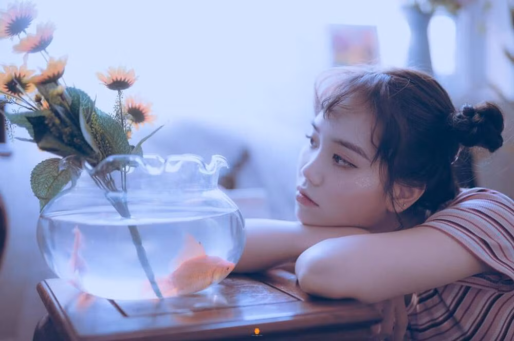 Dù ở góc mặt nghiêng hay chính diện, nữ sinh đều khiến người đối diện phải trầm trồ vì nhan sắc cực giống Lisa.