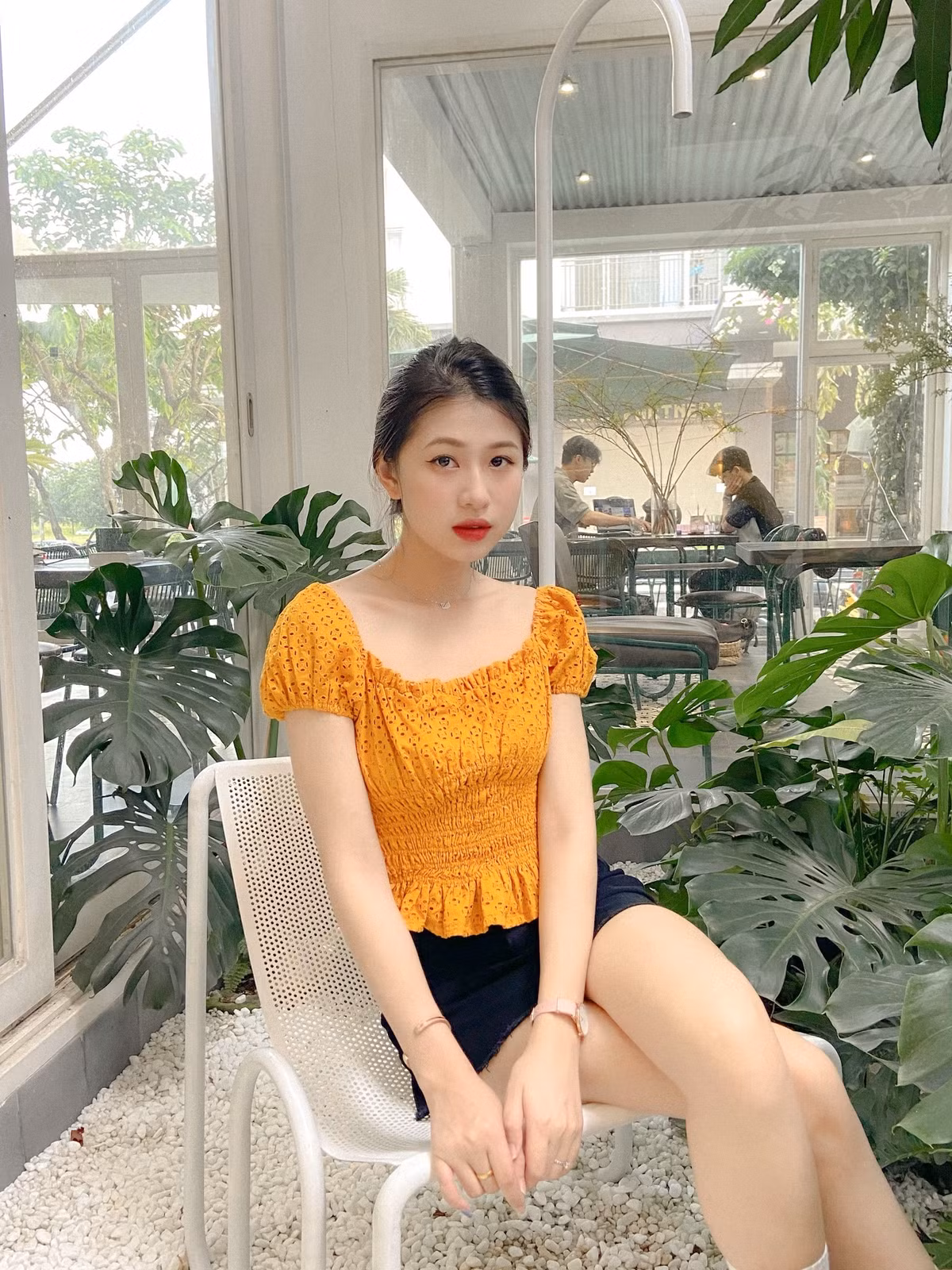 Hoàng Hạnh Nguyên (19 tuổi), hiện đang sinh sống và học tập tại TP. HCM, là sinh viên của trường ĐH Tôn Đức Thắng là nữ sinh được nhiều người dành sự chú ý khi hình ảnh của cô xuất hiện trên các diễn đàn mạng chuyên về gương mặt trai xinh gái đẹp.