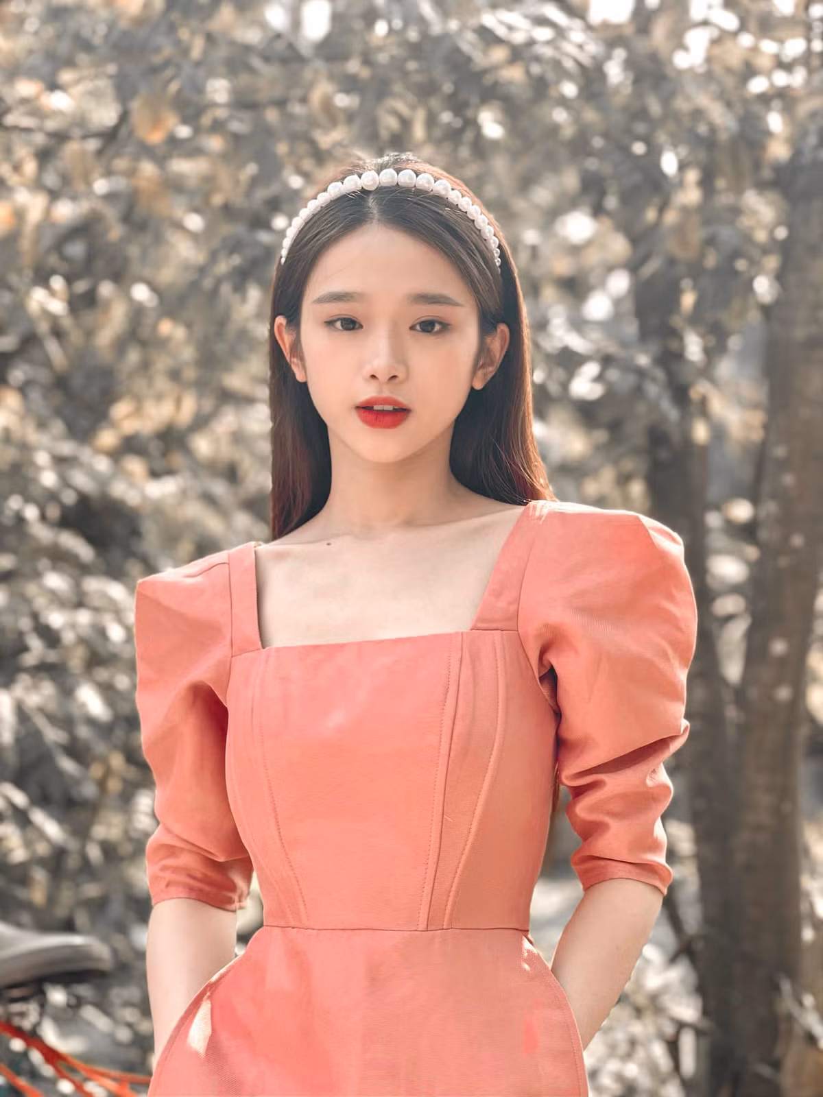 Không còn e ngại như trước, Linh Ka của hiện tại đã mạnh dạn hơn trong việc khoe đường cong cơ thể của mình.