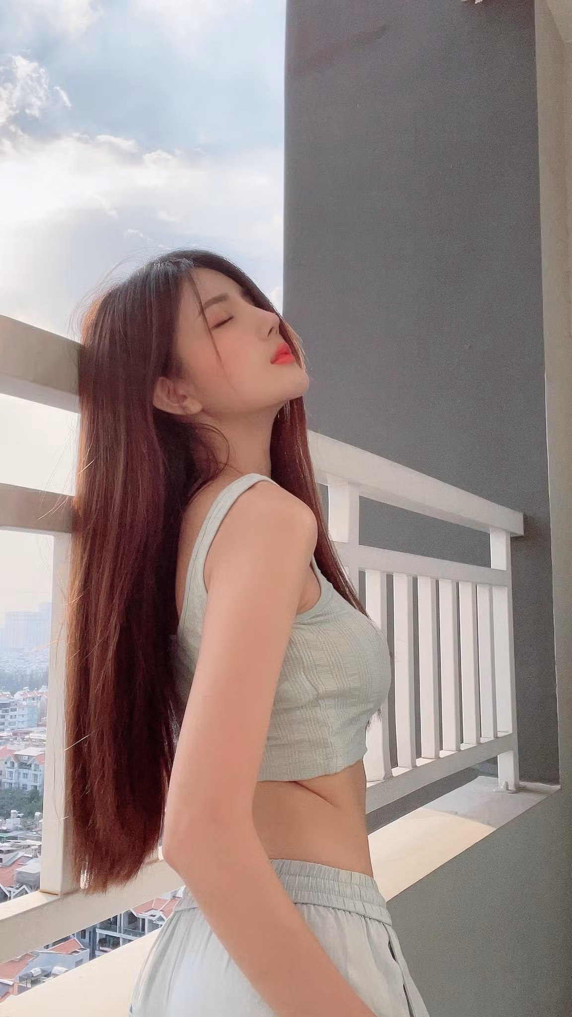Trước đây, Lilly Luta bất ngờ có 1 cuộc đại phẫu thuật thẩm mỹ gồm nâng mũi, cắt mí, thu gọn hàm thậm chí là... nâng ngực để có được ngoại hình hoàn hảo hơn.