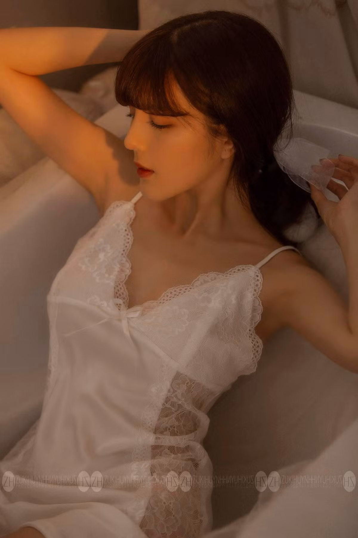 Về phần công việc, cô nàng đã nhiều lần quyết từ bỏ danh xưng hot girl để hoạt động nghệ thuật bằng cách tham gia đóng phim. Tuy nhiên, nỗ lực dường như không thành công khi các vai diễn của Lilly Luta hầu như không để lại tiếng vang nào.