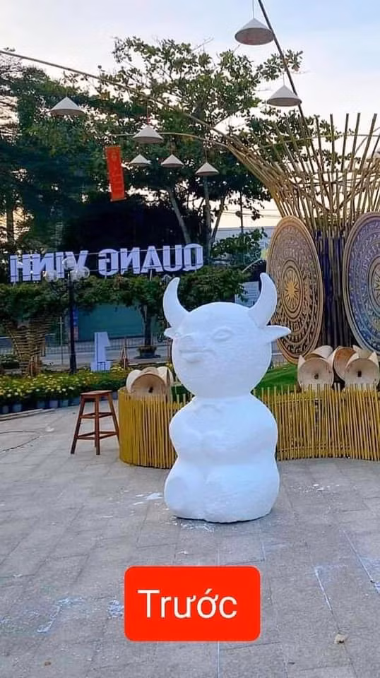 Mới đây, trên MXH lại xuất hiện một mô hình linh vật năm Tân Sửu khiến dân mạng cười nghiêng ngả bời sự hài hước. Cụ thể, chú trâu vàng này được đặt tại huyện Củ Chi, TP.HCM trong dịp chào đón một năm mới.