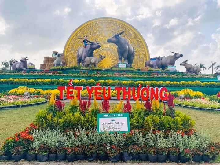 Một số địa phương đã dựng các bức tượng linh vật năm Tân Sửu để chào đón năm mới.
