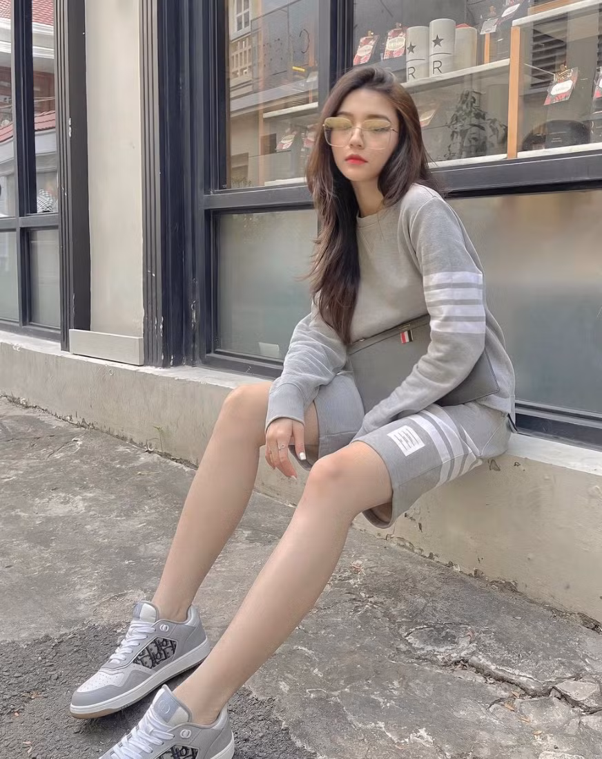 Cô nàng sở hữu số lượng người follow đáng ngưỡng mộ: 437 ngàn người với 3,4 kênh bán hàng online tương tự.