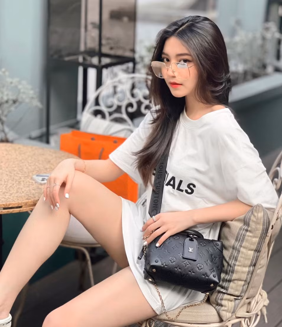 Bâu hay Nguyễn Ngọc Phương Vy cũng là một trong những hot girl Instagram có tiếng tăm.