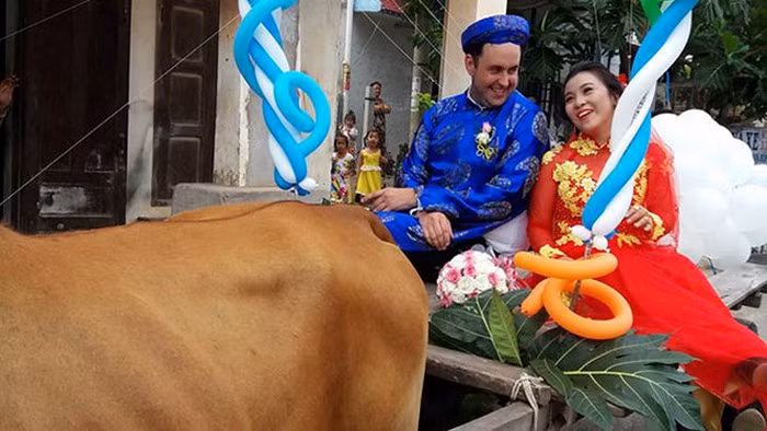 Không chỉ trên thế giới, ở Việt Nam cũng có rất nhiều màn rước dâu độc lạ khác. Đánh nhớ nhất chính là lễ cưới giữa cô dâu Việt và chú rể người Thụy Điển tại thị xã La Gi (tỉnh Bình Thuận), khiến người xem thích thú.