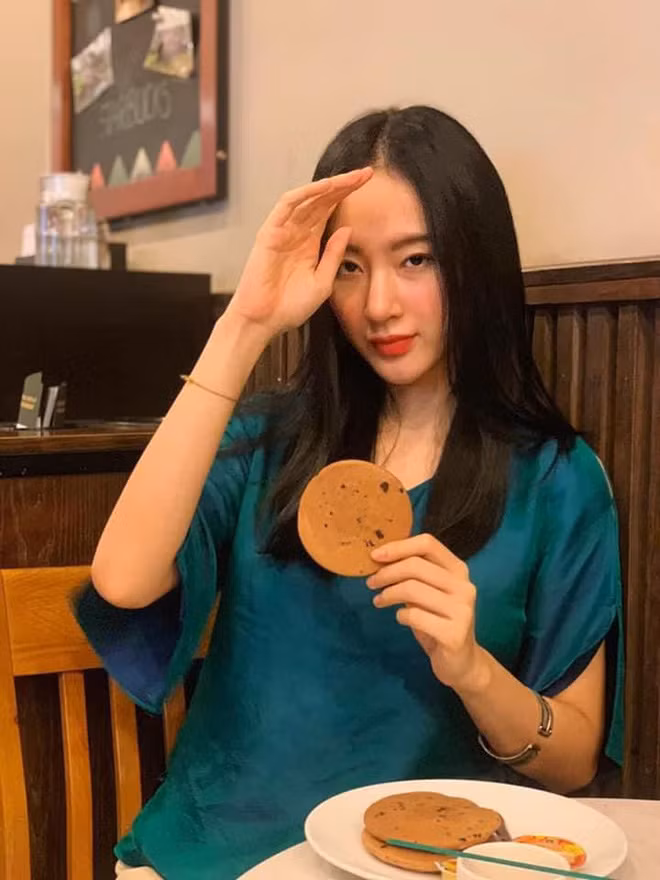 Nếu trước kia cô nàng liên tục gây sốt với loạt ảnh khoe dáng nóng bỏng, bốc lửa với tần suất cực lớn thì mới đây, hot girl "Kính Vạn Hoa" bất chợt "ngoi lên" sau một thời gian ở ẩn với tấm hình trang điểm tự nhiên tuyệt phẩm.