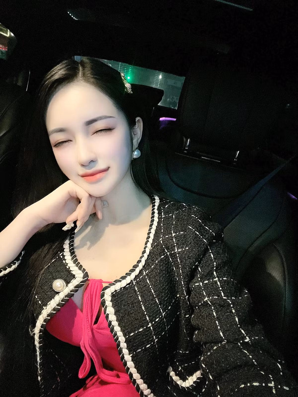 Từ ngày học cấp 2, Tú Uyên đã nhận được vô vàn lời khen từ bạn bè cùng trường. Càng lớn khi được học trang điểm Uyên đã dần thay đổi gương mặt của mình, xinh đẹp và sắc sảo hơn.