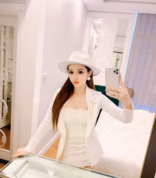 Nhờ biết make-up nên Tú Uyên có được vẻ ngoài như ý muốn. Ảnh: FBNV