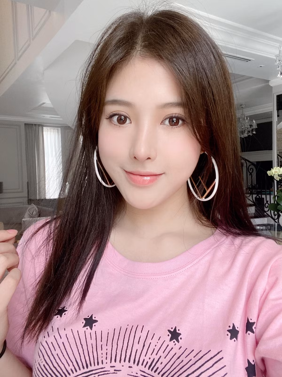 Vẻ đẹp trong veo của Ngọc Diễm được đánh giá là "chín mười" với cựu hot girl đình đám.