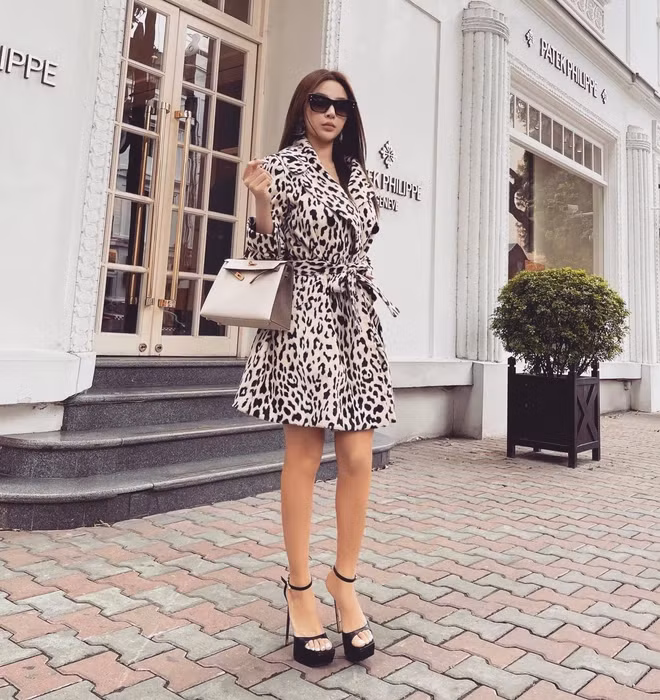 Nhưng phải thừa nhận là dù trước hay sau Tết, vẻ ngoài xinh đẹp và sang chảnh của cô nàng vẫn cực kì thu hút người nhìn.