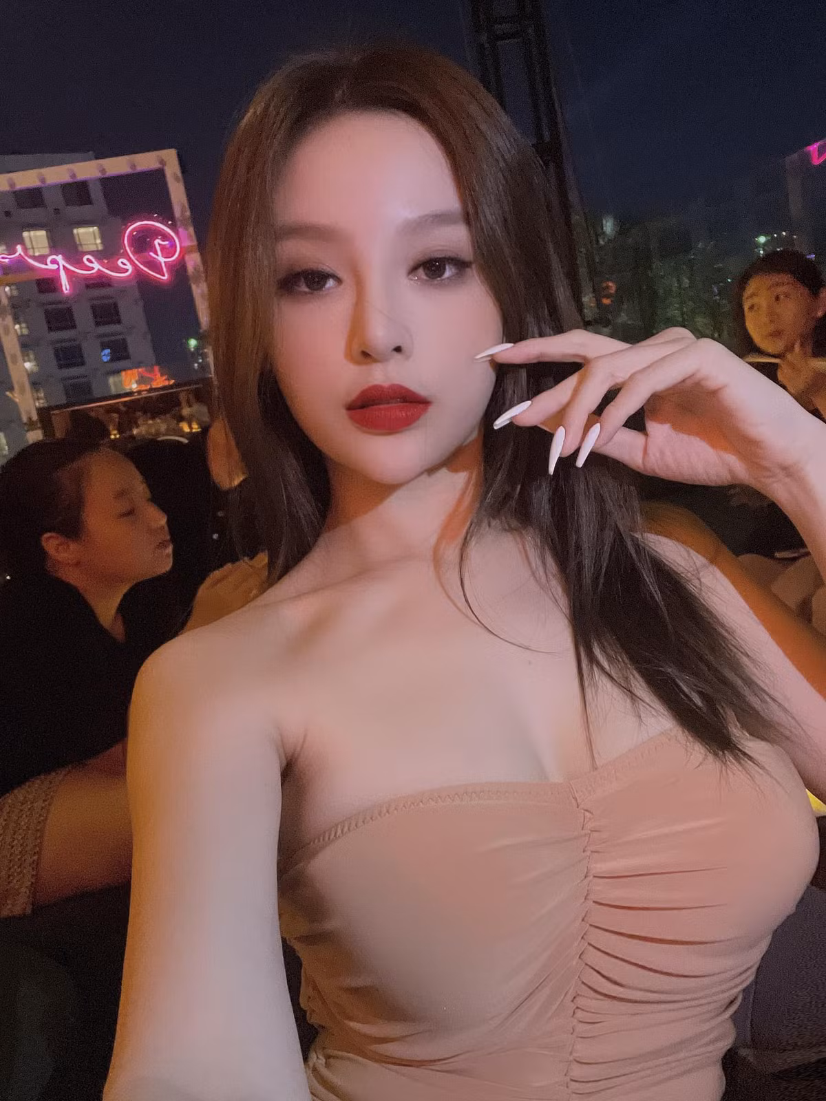 Tham gia Miss Teen 2008, Huyền Baby để lại ấn tượng mạnh mẽ với gương mặt dễ thương và đôi mắt to tròn. Dù năm nay cựu hot girl đã 32 tuổi, là mẹ của 2 em bé nhưng vẫn khiến fan ghen tị khi bảo toàn được nhan sắc đỉnh cao vốn có.