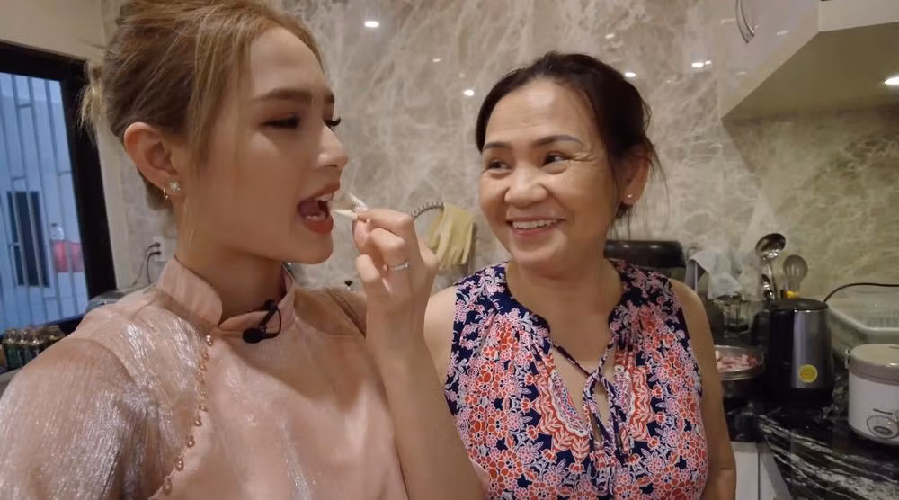 Đáng nói nhất là lúc Xoài Non hỏi về cảm nhận của mẹ chồng khi lần đầu tiên đón Tết cùng cô. Lúc này, bà tươi cười bảo: “Vui. Rất là hạnh phúc". Cuối lời, mẹ chồng Xoài Non còn chốt hạ: “Bao nhiêu tài sản sẽ cho con (Xoài Non) hết.” Ảnh: Cắt từ clip