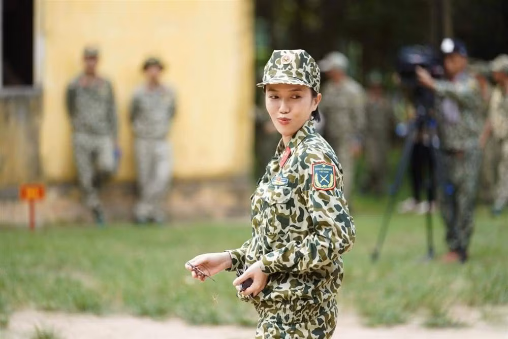 Ngay lập tức, Diệu Nhi lên tiếng đáp trả cực gắt: "Chị Hương Hàm ơi em thấy chị lên báo rồi đó. Facebook nghệ sĩ nào chị cũng vô comment tiêu cực hết. Em không có block chị là để chị cho vô chị coi cho chị tích cực lại. Chị yên tâm em sẽ không block chị".