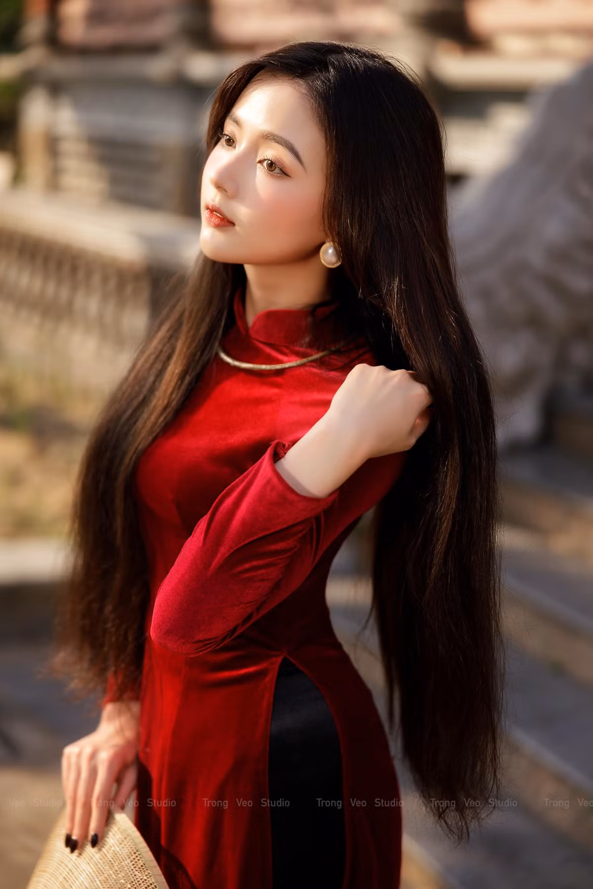 "Hot girl ảnh thẻ" Lan Hương chọn cho mình áo dài nhung đỏ, hoá thân thành thiếu nữ xinh đẹp và quyến rũ.