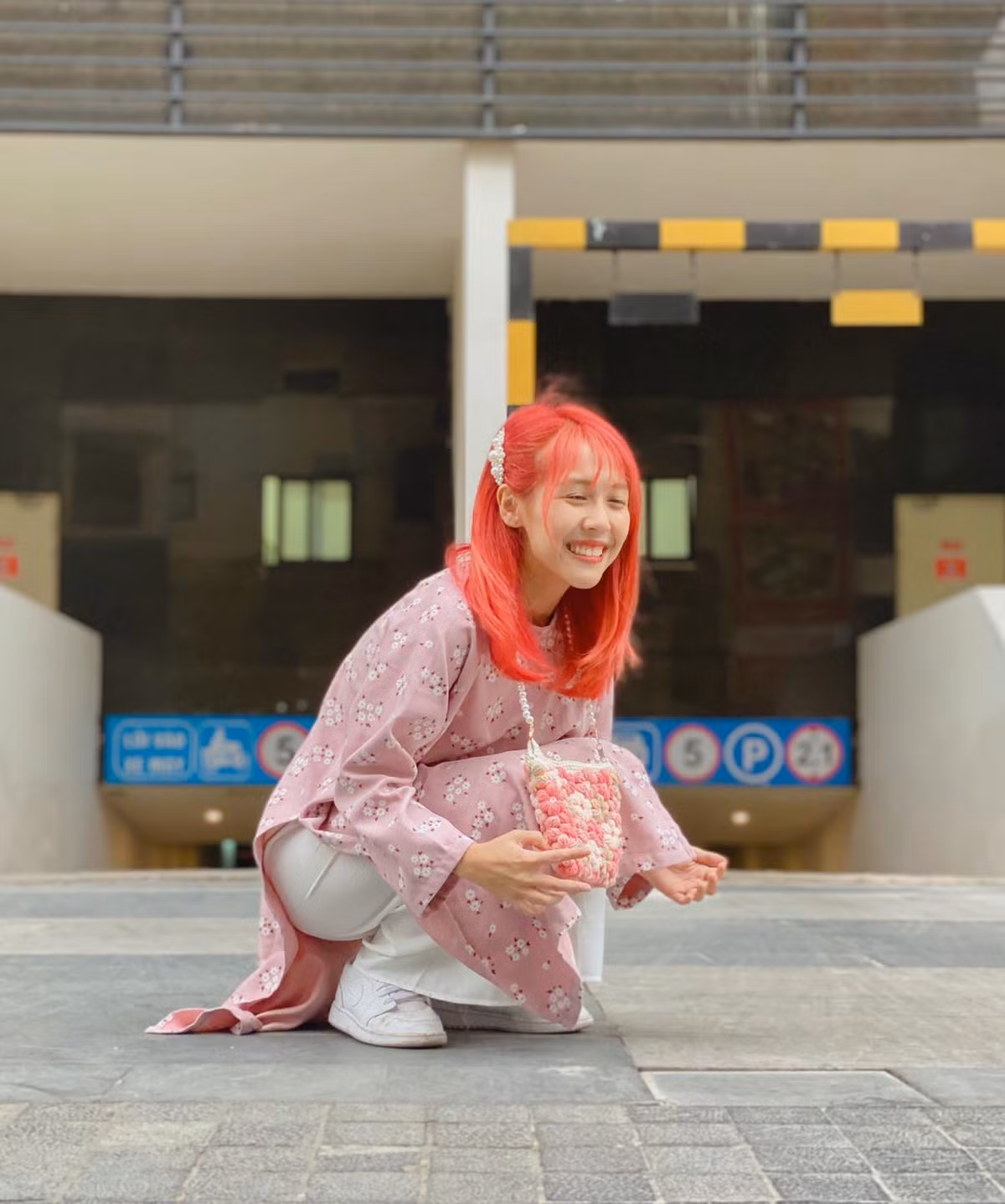 Hậu Hoàng từ trước tới nay luôn đóng khung với hình ảnh tưng tửng, trẻ trung, nhí nhảnh. Vậy nên mỗi lần cô ăn mặc nữ tính là lại khiến fan "dậy sóng".