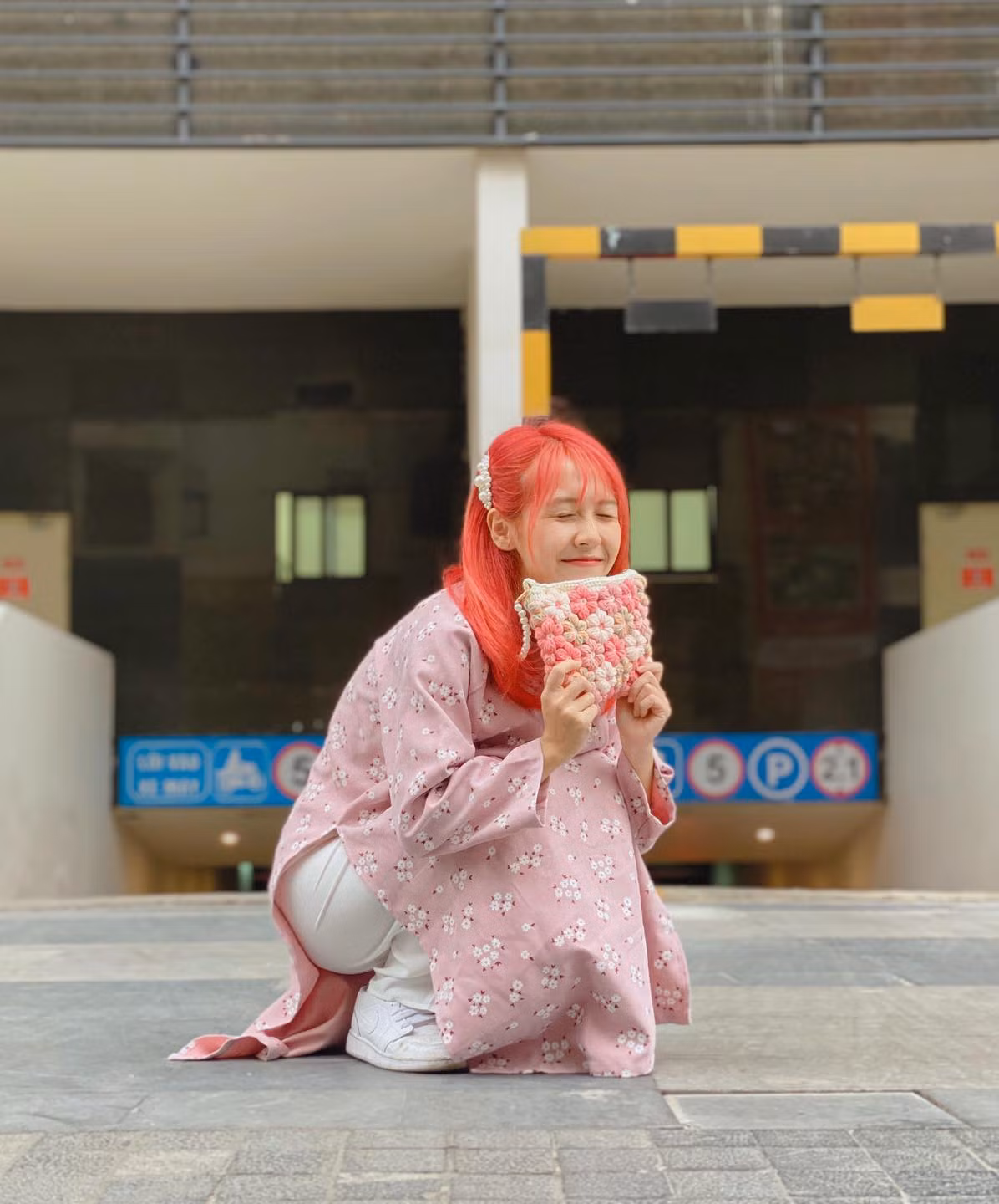 Bên cạnh đó, cũng có nhiều fan dành tặng lời khen ngợi đến cô nàng hot Youtuber vì hình ảnh mới lại này.