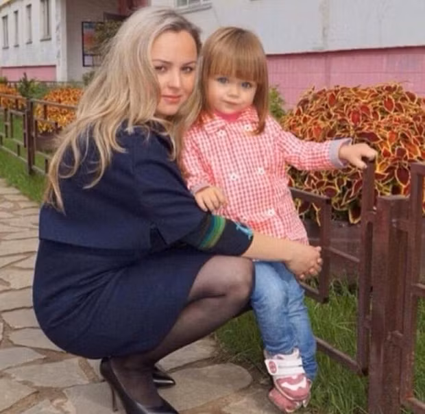Tháng 7 năm 2015, mẹ của cô bé Anastasia Knyazeva đã chia sẻ những bức ảnh của con gái nhỏ lên trang cá nhân. Ngay sau đó, hình ảnh cô bé Anastasia Knyazeva đã nhanh chóng gây chú ý khắp cộng đồng.