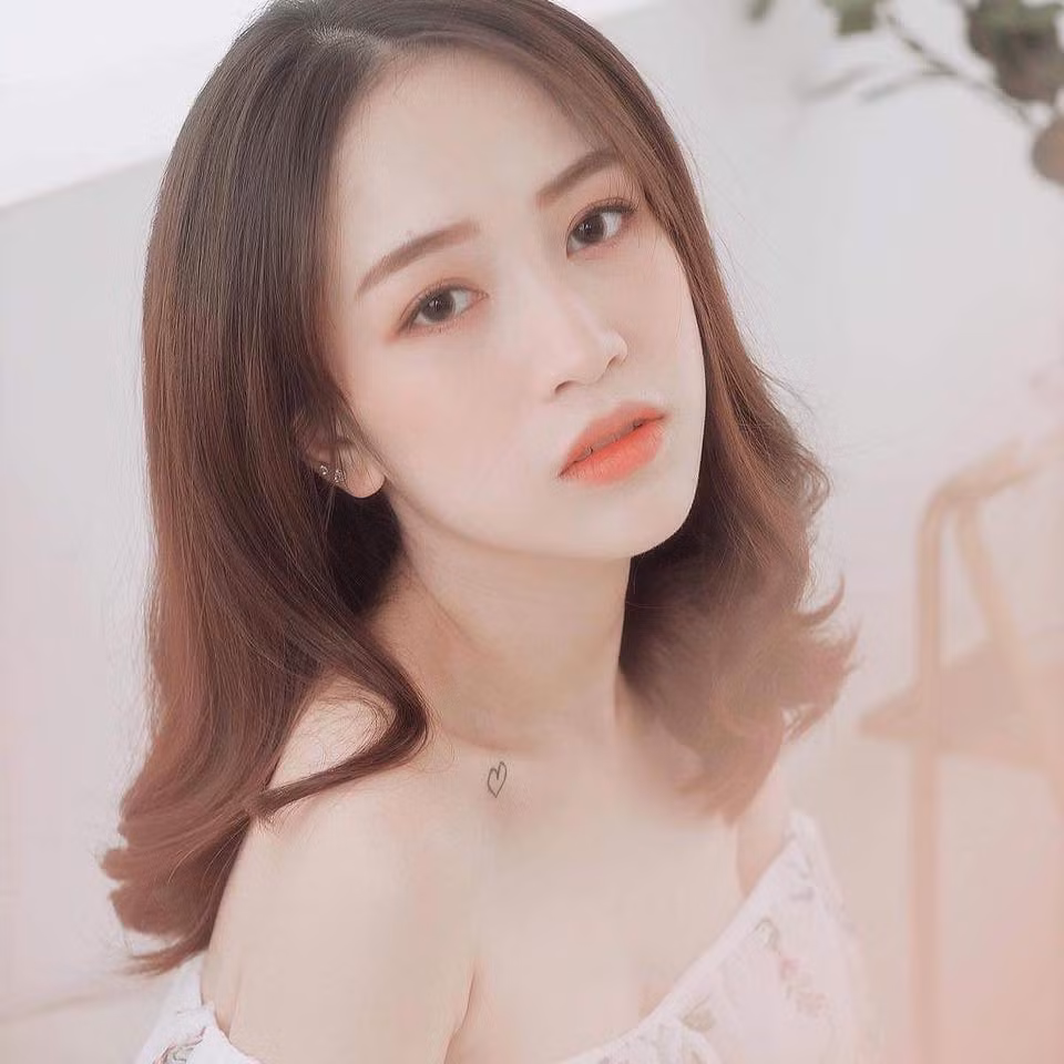 Nàng rich kid không chỉ biết đến là "thiên kim" được cưng chiều nhất của đại gia Minh Nhựa, mà còn được công chúng đặc biệt quan tâm bởi gương mặt xinh xắn và cuộc sống quá đỗi sang chảnh.