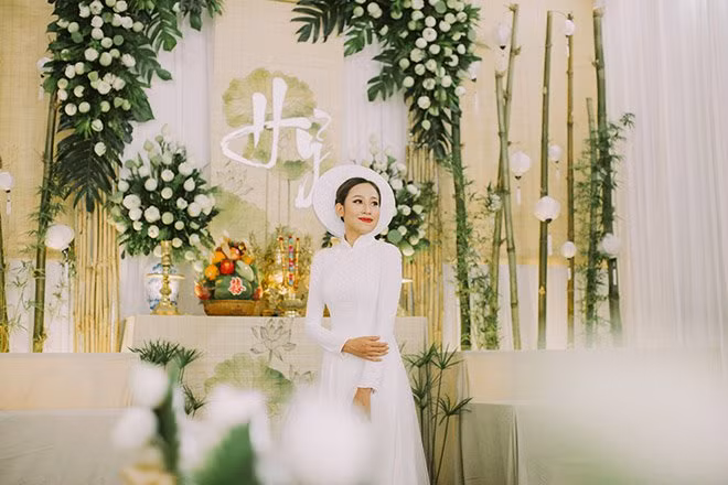 Đầu năm 2020, mạng xã hội xôn xao một đám hỏi "khủng" ở Đắk Lắk trang trí bằng 3.500 bông sen trắng với chi phí lên đến 120 triệu đồng. Cô dâu trong đám hỏi tên Bội Uyên (SN 1996, Khánh Hòa), hiện kinh doanh online. Còn chú rể là Hồng Phước (SN 1989, Buôn Ma Thuột), làm trong lĩnh vực ngân hàng.