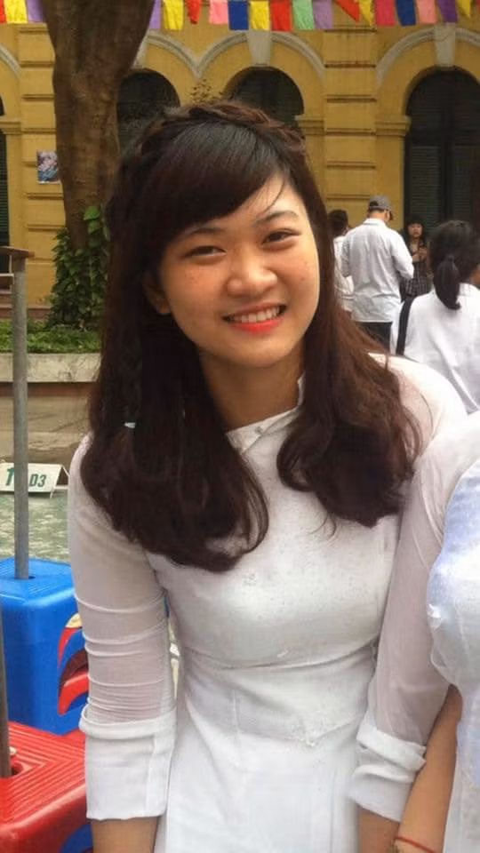 Hình ảnh Lê Bống mặc áo dài trắng, nở nụ cười tươi, gương mặt có phần tròn đầy nhưng xinh xắn, phúc hậu xuất hiện trên mạng khiến mọi người chú ý.