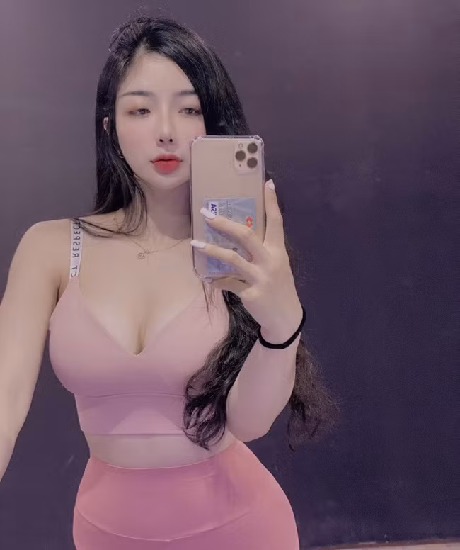 Đầu năm 2019, Hồng Nhung tăng liền 13kg, từ 51kg lên 64kg. Hồng Nhung quyết tâm tập gym giảm cân từ tháng 3/2019. Giờ đây, thân hình của cô ngày càng săn chắc và quyến rũ hơn.