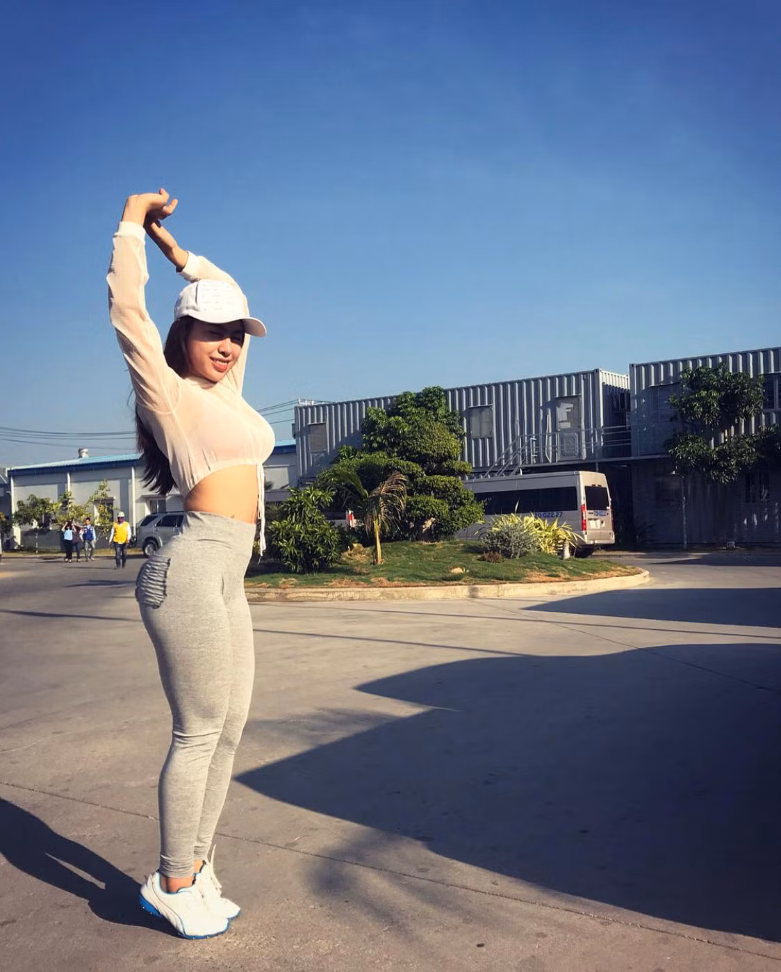 Diện đồ gym dạo phố là thói quen của Thủy Triều bởi bộ đồ như vậy mới tôn lên được vóc dáng của cô. Ảnh: FBNV