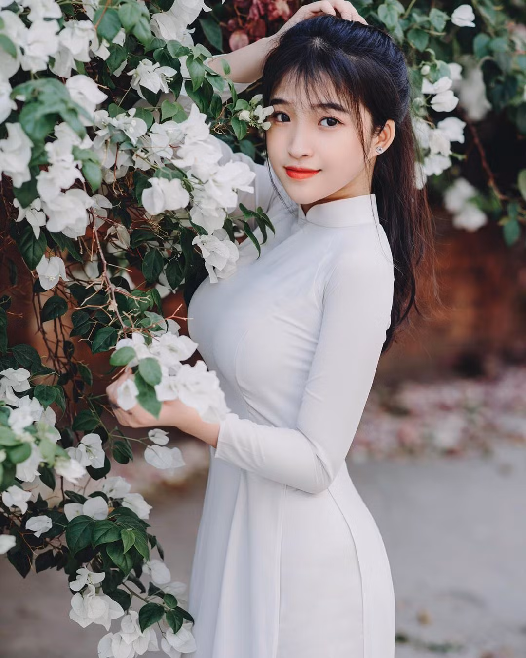 Trang tin Chinatimes cũng có bài đăng riêng về cô gái sinh năm 2002 và đặc biệt dành lời khen cho Bảo Trân khi diện tà áo dài truyền thống, trang phục không giấu nổi đường cong.