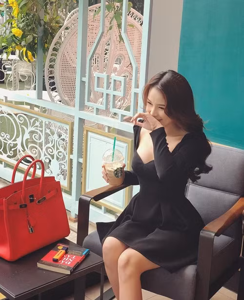 Sam cho biết thu nhập của cô không đến từ việc đóng phim mà có được nhờ công việc kinh doanh mà cô gây dựng từ khi mới 16 tuổi.
