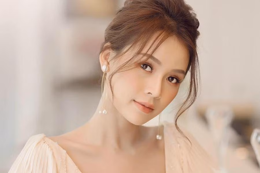 Hot girl Sam tên thật là Nguyễn Hà My, sinh năm 1990. Sau khi nổi tiếng, Sam trở thành người mẫu ảnh, lấn sân sang con đường diễn xuất.