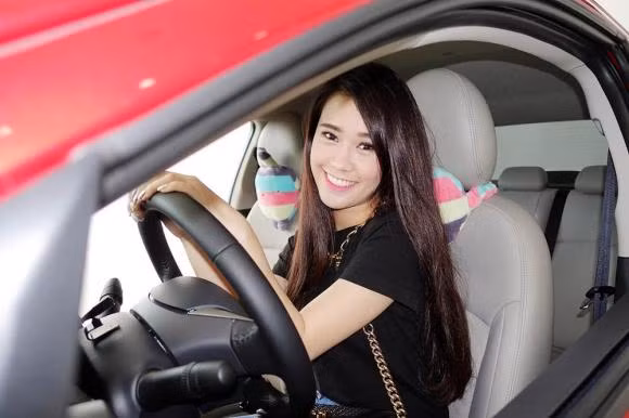 Hot girl U30 cũng sở hữu một chiếc xế hộp đắt tiền.