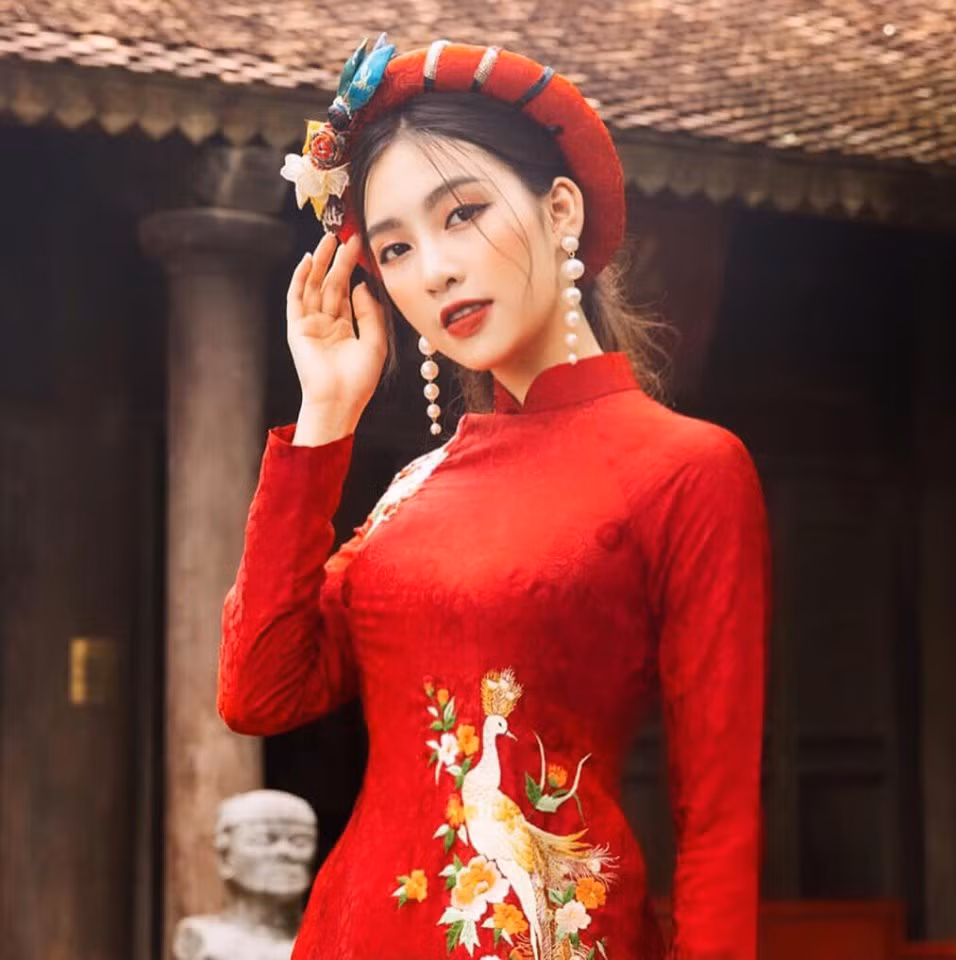 Tận dụng ưu thế gương mặt cá tính luôn giúp cô nổi bật giữa dàn trai xinh gái đẹp, Linh hiện đang là người mẫu lookbook có tiếng, được nhiều nơi "chọn mặt gửi vàng".