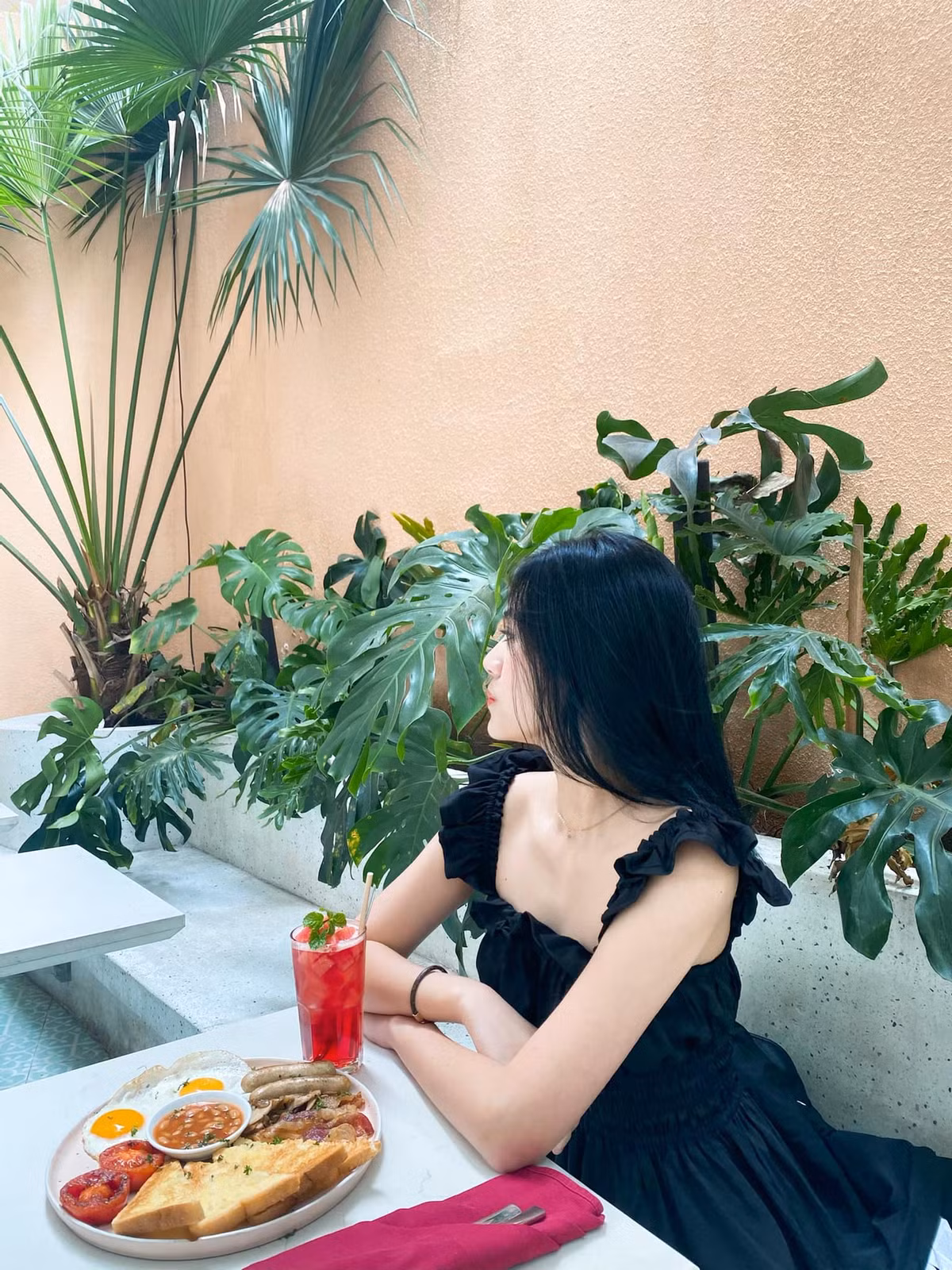 Hình ảnh ngoài đời của Khánh Vy được dân mạng truy lùng từ khi xuất hiện trên hàng ghế khán giả của chương trình Táo quân - Gặp nhau cuối năm 2021.