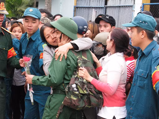 Những giọt nước mắt bịn rịn của người thân hòa cùng niềm vui của các tân binh.
