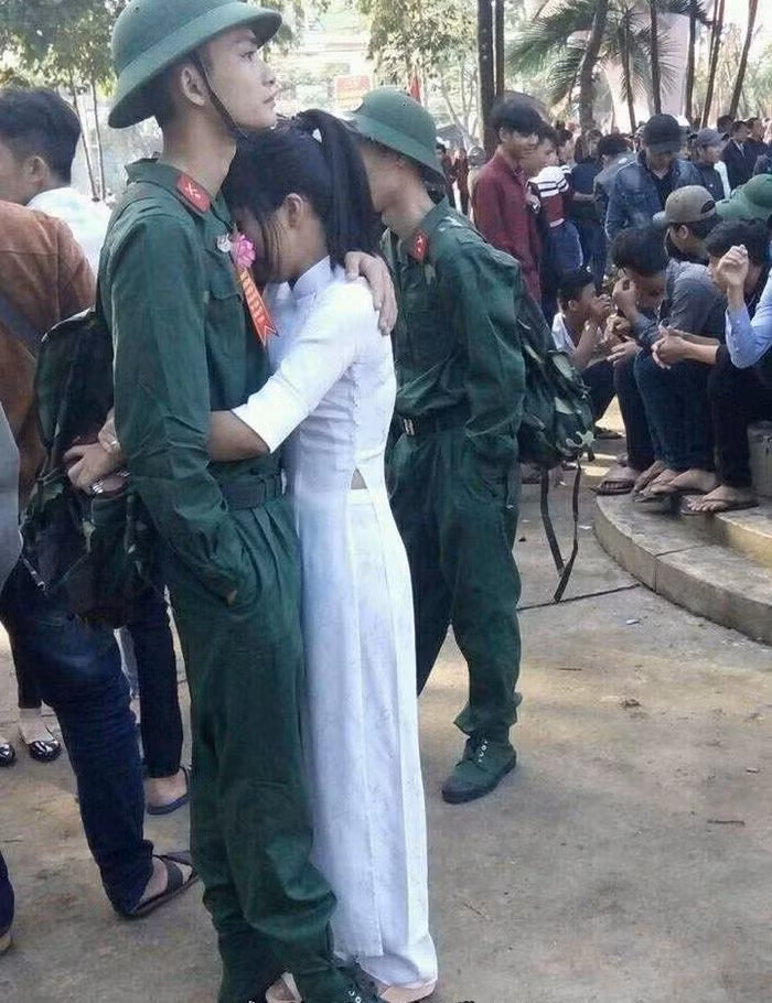 Giọt nước mắt bịn rịn trong giây phút chia tay ngày tòng quân.