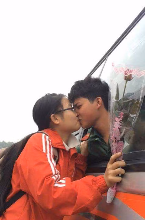 Nghen ngao khoanh khac bin rin cua nguoi than ngay nhap ngu