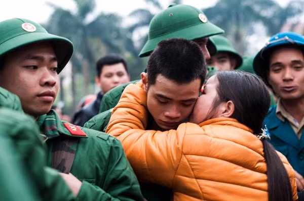 Phút bịn rịn không muốn rời xa.