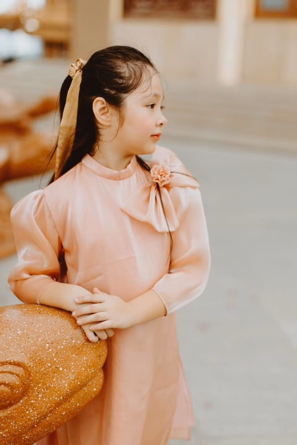 Trong loạt hình này, Cadie Mộc Trà mặc áo dài nền nã, tóc buộc nửa sau duyên dáng, đi chùa cầu phúc dịp cuối năm.
